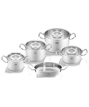 
<p><strong>Korte omschrijving Fissler Original-Profi Collection 2022 Pannenset met Serveerpan en Glasdeksels, 5-delig</strong></p>
<p> </p>
<ul>
<li>Original-Profi Kookpan, 16cm</li>
<li>Original-Profi Kookpan, 20cm</li>
<li>Original-Profi Kookpan, 24cm</li>
<li>Original-Profi Lage Kookpan, 20cm</li>
<li>Original-Profi Crispy Serveerpan, 24cm</li>
<li>RVS pannen bestendigt tot en met 230ºC</li>
<li>Geschikt voor alle warmtebronnen</li>
</ul>
<p> </p>
<p><strong>Uitgebreide omschrijving</strong></p>
<p>De pannen uit de Fissler Original-Profi Collection zijn gemaakt van hoogwaardig 18/10 roestvrij edelstaal en geschikt voor zowel professioneel als thuis gebruik. De iconische Original-Profi collectie is geliefd bij menig chefkok vanwege de ongekende kwaliteit en kookprestaties. Duurzaam vervaardigd in Duitsland volgens de hoogste productienormen voor een leven lang kookplezier!</p>
<p>Pannen uit de Original Pro Collectie zijn krasvast, robuust en duurzaam, waardoor deze lijn perfect is voor intensief gebruik. Door het gebruik van hoogwaardige materialen kunnen deze pannen tegen een stootje en gaan ze jarenlang mee. De pannen in deze set zijn geschikt voor alle type warmtebronnen, inclusief inductie en mogen in de oven tot 230ºC. De pannen zijn onderhoudsvriendelijk en vaatwasmachinebestendig.</p>
<p><