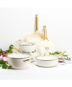 
<h2>Greenpan Padova wit 10-delig pannenset</h2>
<ul>
<li>Duurzaam aluminium met gelijkmatige warmteverdeling</li>
<li>Ergonomische handgrepen blijven koel tijdens het koken</li>
<li>Geschikt voor alle warmtebronnen, inclusief inductie</li>
<li>Ovenvast tot  200°C</li>
<li>Thermolon™ Diamond keramische antiaanbaklaag voor moeiteloos koken en schoonmaken</li>
<li>Vrij van schadelijke stoffen zoals PFAS, PFOA, lood en cadmium</li>
</ul>
<p><strong>Uitgebreide omschrijving</strong></p>
<p>Ontdek de perfecte combinatie van stijl en functionaliteit met de Greenpan Padova Light Blue 10-delige pannenset. Deze hoogwaardige set is ontworpen voor de moderne keuken, waarbij elk detail zorgvuldig is overwogen om uw kookervaring te verbeteren. Vervaardigd uit duurzaam aluminium, zorgt deze set voor een gelijkmatige warmteverdeling, waardoor uw gerechten gelijkmatig garen en heerlijke resultaten leveren.</p>
<p>De ergonomische handgrepen zijn een toonbeeld van comfort en veiligheid; ze blijven koel tijdens het koken, waardoor u gemakkelijk en veilig uw gerechten kunt hanteren. Deze pannenset is veelzijdig in gebruik en geschikt voor alle warmtebronnen, inclusief inductie, wat betekent dat u vrij bent om te koken op elk type kookplaat. Bovendien zijn de pannen ovenvast tot 200°C, waardoor ze perfect zijn voor een breed scala aan recepten, van stoven op het fornuis tot bakken in de oven.</p>
<p>De revolutionaire Thermolon™ Diamond keramische antiaanbaklaag staat centraal in de ontwerpfilosofie van Greenpan, waardoor koken en schoonmaken moeiteloos wordt. Deze geavanceerde coating zorgt ervoor dat uw voedsel niet blijft plakken en dat de pannen gemakkelijk te reinigen zijn, zonder de noodzaak voor schurende schoonmaakmiddelen. Belangrijker nog, de Padova Light Blue set is vrij van schadelijke stoffen zoals PFAS, PFOA, lood en cadmium. Dit betekent dat u kunt koken met de geruststelling dat uw gerechten vrij zijn van deze ongewenste chemicaliën.</p>
<p>Of u nu een amateurkok bent of een ervaren chef-kok, de Greenpan Padova Light Blue 10-delige pannenset is de ideale keuze voor iedereen die waarde hecht aan gezondheid, duurzaamheid en uitmuntende kookprestaties. Laat u inspireren door de veelzijdigheid en kwaliteit van deze set en breng uw kookkunsten naar een hoger niveau.</p>
<p><strong>Samenstelling </strong></p>
<ul>
<li>18 cm Steelpan met deksel</li>
<li>20 cm Koekenpan</li>
<li>20 cm Steelpan met deksel</li>
<li>24 cm/4.71 L Kookpan met deksel </li>
<li>24 cm Hapjespan met deksel</li>
<li>28 cm Koekenpan</li>
</ul>
<p>--faq--</p>
<div>
<h3>Veel gestelde vragen</h3>
<div class="active">
<h4>Wat zijn de voordelen van pannen met een keramische laag?<i class="fa fa-plus"> </i><i class="fa fa-minus"> </i></h4>
<p>Pannen met een keramische laag hebben verschillende voordelen. Ze zijn lichter van gewicht en hebben vaak een mooie uitstraling dankzij de coating aan de binnen- en buitenkant. Een groot voordeel van de keramische laag is dat deze een natuurlijke antiaanbakwerking heeft, waardoor eten minder snel aanbakt en je minder olie of vet nodig hebt. Daarnaast zijn keramische pannen vaak geschikt voor verschillende kooktechnieken en warmtebronnen, mits ze correct worden gebruikt.</p>
</div>
<div>
<h4>Wat zijn de nadelen van pannen met een keramische laag?<i class="fa fa-plus"> </i></h4>
<p>Hoewel keramische pannen veel voordelen hebben, zijn er ook enkele nadelen. De keramische coating is minder slijtvast dan bijvoorbeeld een RVS-pan en kan na verloop van tijd beschadigen of slijten. Daarnaast zijn deze pannen niet geschikt voor koken op hoog vermogen, omdat te hoge temperaturen de coating kunnen aantasten. Het wordt aangeraden om maximaal 60% van het vermogen van de kookplaat te gebruiken om de levensduur van de pan te verlengen en beschadiging te voorkomen.</p>
</div>
</div>