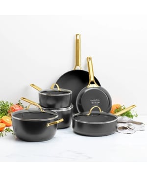 
<h2>Greenpan Padova Pannenset 6-delig Zwart</h2>
<ul>
<li>Thermolon™ Diamond keramische antiaanbaklaag voor moeiteloos koken en schoonmaken</li>
<li>Vrij van schadelijke stoffen zoals PFAS, PFOA, lood en cadmium</li>
<li>Duurzaam aluminium met gelijkmatige warmteverdeling</li>
<li>Ergonomische handgrepen blijven koel tijdens het koken</li>
<li>Geschikt voor alle warmtebronnen, inclusief inductie</li>
</ul>
<p><strong>Uitgebreide omschrijving </strong></p>
<p>Ontdek de Greenpan Padova Pannenset 6-delig in elegant zwart - jouw perfecte partner voor moeiteloos koken en een onberispelijk schone keuken! Met de revolutionaire Thermolon™ Diamond keramische antiaanbaklaag ben je verzekerd van een kookervaring zonder gedoe en gemakkelijke reiniging.</p>
<p>Deze pannenset is niet alleen vriendelijk voor jou, maar ook voor het milieu, want hij is vrij van schadelijke stoffen zoals PFAS, PFOA, lood en cadmium. Geniet van gezonde maaltijden zonder je zorgen te maken over schadelijke chemicaliën.</p>
<p>Het duurzame aluminium zorgt voor een gelijkmatige warmteverdeling, waardoor je gerechten altijd perfect gaar worden. Geen hotspots meer, alleen maar gelijkmatig gegaarde maaltijden vol smaak.</p>
<p>Dankzij de ergonomische handgrepen blijven deze pannen koel tijdens het koken, waardoor je ze veilig en comfortabel kunt hanteren. Geen gedoe meer met hete handvatten en pannenlappen!</p>
<p>Of je nu op gas, elektrisch, keramisch, halogeen of inductie kookt, deze pannenset is geschikt voor alle warmtebronnen, waardoor hij een veelzijdige aanvulling is op elke keuken.</p>
<p>Maak kennis met de Greenpan Padova Pannenset 6-delig en ervaar de perfecte combinatie van stijl, functionaliteit en duurzaamheid in jouw keuken. Ga voor moeiteloos koken en een moeiteloos schone keuken met deze fantastische pannenset!</p>
<p><strong>Inhoud :</strong></p>
<ul>
<li>Steelpan 18 cm  | 2 L</li>
<li>Steelpan 20 cm | 3 L</li>
<li>Kookpan 24 cm | 4.7L</li>
<li>Hapjespan 24 cm | 2.6 L</li>
<li>Koekenpan 20 cm</li>
<li>Koekenpan 28 cm</li>
</ul>
<p>--faq--</p>
<div>
<h3>Veel gestelde vragen</h3>
<div class="active">
<h4>Wat zijn de voordelen van pannen met een keramische laag?<i class="fa fa-plus"> </i><i class="fa fa-minus"> </i></h4>
<p>Pannen met een keramische laag hebben verschillende voordelen. Ze zijn lichter van gewicht en hebben vaak een mooie uitstraling dankzij de coating aan de binnen- en buitenkant. Een groot voordeel van de keramische laag is dat deze een natuurlijke antiaanbakwerking heeft, waardoor eten minder snel aanbakt en je minder olie of vet nodig hebt. Daarnaast zijn keramische pannen vaak geschikt voor verschillende kooktechnieken en warmtebronnen, mits ze correct worden gebruikt.</p>
</div>
<div>
<h4>Wat zijn de nadelen van pannen met een keramische laag?<i class="fa fa-plus"> </i></h4>
<p>Hoewel keramische pannen veel voordelen hebben, zijn er ook enkele nadelen. De keramische coating is minder slijtvast dan bijvoorbeeld een RVS-pan en kan na verloop van tijd beschadigen of slijten. Daarnaast zijn deze pannen niet geschikt voor koken op hoog vermogen, omdat te hoge temperaturen de coating kunnen aantasten. Het wordt aangeraden om maximaal 60% van het vermogen van de kookplaat te gebruiken om de levensduur van de pan te verlengen en beschadiging te voorkomen.</p>
</div>
</div>