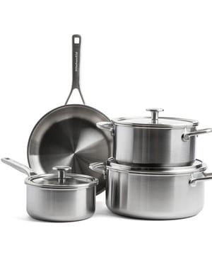 
<h2><strong>Korte omschrijving KitchenAid pannen multi</strong>ply steel</h2>
<ul>
<li>Glazen deksels met RVS rand</li>
<li>Gemaakt van Tri-ply RVS</li>
<li>Oven bestendig tot 220 graden</li>
<li>Vaatwasmachine bestendig</li>
<li>Geslagen hangrepen, kunnen warm worden</li>
<li>Geschikt voor alle warmtebronnen ook inductie!</li>
<li>Maatverdeling in de pannen</li>
<li>Grootste pan heeft een gewicht van 2,4kg </li>
</ul>
<p><strong>Uitgebreide omschrijving</strong></p>
<p>De KitchenAid MultiPly Stainless Steel pannenset zevendelig is een pannenset vol met handige technologieën om het kookgemak te vergroten en is bovendien van uitstekende Amerikaanse kwaliteit. De set bevat twee kookpannen van 20 cm en 24 cm met glazen deksels. Daarnaast bevat de set een sauspan van 16 cm met glazen deksel en een braadpan van 24 cm. Deze pannen zijn geschikt voor alle warmtebronnen.</p>
<p>De pannen zijn vervaardigd van geborsteld roestvrij staal en zijn uitgerust met de unieke 3-plytechnologie. Bij deze techniek zijn onder andere lagen staal met een aluminium kern gebruikt. Dit zorgt voor een optimale warmtegeleiding, tot zelfs bovenaan de rand. Daarnaast blijft de pan extra lang warm met deze techniek. Ook zijn deze KitchenAid MultiPly pannen uitgerust met koudgrepen, een naadloze binnenkant, gebogen randen voor druppelvrij gieten en een maataanduiding aan de binnenkant.</p>
<p>De deksels zijn gemaakt van gehard glas, zodat het kookproces goed gevolgd kan worden. Dit bespaart eveneens energie, omdat je deksels nu niet meer hoeft op te tillen, wat zorgt voor warmteverlies. Na gebruik kunnen de KitchenAid MultiPly pannen gewoon in de vaatwasser.</p>
<p>De KitchenAid pannen hebben een stijlvol design met een mooie zilveren kleur. Daardoor zijn ze prachtig om te zien in iedere keuken. Naast gebruiksgemak en kwaliteit, is de KitchenAid MultiPly Stainless Steel pannenset zevendelig een pannenset die levenslang mee kan gaan en zodoende een aanwinst voor ieder huishouden.</p>
<p><strong>Inhoud </strong></p>
<ul>
<li>Kookpan 20cm met glazen deksel (3,7L)</li>
<li>Kookpan 24cm met glazen deksel (6L)</li>
<li>Sauspan 16cm met glazen deksel (1,3L)</li>
<li>Braadpan 24cm</li>
</ul>
<p><a href="https://www.vdgardewarenhuis.nl/koken-en-tafelen/pannensets/kitchenaid/">Bekijk hier alle pannensets van KitchenAid.</a></p>