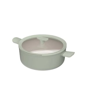 
<h2>BergHOFF Leo Balance Sage Soeppan 28 cm</h2>
<ul>
<li>Gemaakt van licht materiaal dat makkelijk te hanteren is</li>
<li>De volle bodem geleidt warmte snel en gelijkmatig voor energiezuinig koken</li>
<li>Eenvoudig te reinigen</li>
<li>Hittebestendig handvat voor extra comfort en veiligheid</li>
<li>Doorzichtige glazen deksel met afgiet functie</li>
<li>Speciaal handvat met lepelhouder </li>
<li>100% duurzame en gezonde CeraGreen keramische antiaanbaklaag </li>
</ul>
<p> </p>
<p><strong>Uitgebreide omschrijving </strong></p>
<p>De BergHOFF Leo Balance Sage Soeppan 28 cm is de perfecte keuze voor dagelijks koken. Dankzij het lichte materiaal is de pan makkelijk te hanteren, zelfs als deze vol is. De volle bodem zorgt voor een snelle en gelijkmatige warmteverdeling, wat koken energiezuinig maakt. Met de duurzame CeraGreen keramische antiaanbaklaag kook je op een gezonde manier zonder dat ingrediënten blijven plakken. De pan is eenvoudig schoon te maken, zodat je meer tijd overhoudt voor andere dingen.</p>
<p>Het hittebestendige handvat biedt extra comfort en veiligheid tijdens het koken. Het doorzichtige glazen deksel heeft een handige afgietfunctie, ideaal voor bijvoorbeeld pasta of groenten. Bovendien is het speciaal ontworpen handvat voorzien van een geïntegreerde lepelhouder, zodat je werkblad netjes blijft. De BergHOFF Leo Balance Sage Kookpan combineert gebruiksgemak met een stijlvol design, en is een duurzame keuze voor elke keuken.</p>
<p> </p>
<p><