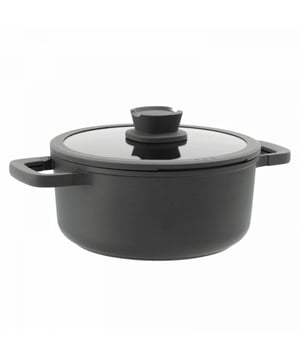 
<h2>BergHOFF Leo Stone Soeppan 24cm Downdraft 4.4L</h2>
<ul>
<li>Licht materiaal</li>
<li>Gelijkmatige warmteverdeling</li>
<li>Glazen deksel met afgietfunctie</li>
<li>PFAS-vrij</li>
<li>Gemaakt van gerecycled aluminium</li>
<li>Ovenbestendig tot 180°C</li>
<li>Handige knop op de deksel om een lepel op te plaatsen</li>
</ul>
<p><strong>Uitgebreide omschrijving</strong></p>
<p class="" data-start="287" data-end="792">De BergHOFF Leo Stone soeppan van 4,4 liter is een ruime en lichte pan voor het maken van heerlijke soepen, stoofschotels of pasta. Gemaakt van gerecycled aluminium, waardoor hij niet alleen stevig maar ook milieubewust is. De pan verdeelt de warmte snel en gelijkmatig, zodat al je ingrediënten tegelijk gaar worden. Doordat de pan PFAS-vrij is, kook je zonder schadelijke stoffen – wel zo gezond voor jou en je gezin. Met een inhoud van 4,4 liter heb je genoeg ruimte om voor meerdere personen te koken.</p>
<p class="" data-start="794" data-end="1514">De bijgeleverde glazen deksel maakt koken nog makkelijker. Hij is voorzien van een handige afgietfunctie, zodat je bijvoorbeeld groente of aardappelen veilig en snel kunt afgieten. Bovenop zit een slimme knop waar je je lepel tijdens het koken op kunt leggen – geen geknoei op je aanrecht meer. De soeppan is ovenbestendig tot 180°C en kan dus ook in de oven gebruikt worden om gerechten warm te houden of af te maken. Deze pan is speciaal ontworpen voor gebruik op kookplaten met randafzuiging, oftewel downdraft systemen. Dankzij het slimme ontwerp blijft de stoom netjes binnen het afzuigvlak. De Leo Stone soeppan is een stijlvolle, duurzame en praktische keuze voor elke thuiskok die houdt van comfort en kwaliteit.</p>
<p class="" data-start="794" data-end="1514">Keramische pannen zijn ideaal voor wie gezond en zonder PFAS wil koken. Ze warmen snel op en hebben een natuurlijke antiaanbaklaag, maar zijn gevoeliger dan pannen van roestvrij staal. Bij te hoge temperaturen of oververhitting kan de keramische laag beschadigen, waardoor de pan zijn werking verliest. Daarom is het belangrijk om op middelhoog vuur te koken en de pan met de hand af te wassen. Zo blijft de keramische laag langer goed.</p>
<p class="" data-start="794" data-end="1514"><