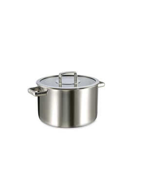 
<p><strong>Korte omschrijving Habonne Royal Soeppan - 24 cm - met glazen deksel </strong></p>
<ul>
<li>Geschikt voor alle warmtebronnen</li>
<li>Triply materiaal</li>
</ul>
<p><strong>Uitgebreide omschrijving</strong></p>
<p>Royal is uitgevoerd in “meerlagen rvs materiaal”. Deze hoogwaardige pannenserie is uitgevoerd in hoogglans roestvrijstaal. Het unieke van deze meerlaagspannen is dat het materiaal vloeiend overloopt vanuit de bodem tot aan de rand van de pan. Dit zorgt voor een snellere en gelijkmatige opwarming van de pan. Met als gevolg dat u met deze pannen energie bespaart, er meer vitaminen en voedingsstoffen behouden blijven en u dus smakelijker eet. Typisch Habonne. De gesloten schenkrand in combinatie met de deksels maakt afgieten makkelijker. Aan de degelijke forse roestvrijstalen grepen merk je dat je een geweldige pan in de hand hebt. Aan de binnenzijde is een inhoudsverdeling aangebracht. Natuurlijk zijn de Royal pannen geschikt voor alle warmtebronnen inclusief inductie, de oven én de vaatwasser.</p>
<p> </p>
<p><a href="https://www.vdgardewarenhuis.nl/brands/habonne/">Bekijk hier alle producten van Habonne.</a></p>