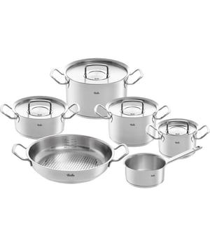 
<p><strong>Korte omschrijving Fissler Original Profi Collection 2022 - 6 Delig - Hapjespan - Steelpan - RVS deksels</strong></p>
<ul>
<li>Vernieuwde steelpan</li>
<li>Koudgrepen</li>
<li>Extra brede schenkrand</li>
<li>Gelaserde maatverdeling</li>
<li>CookStar Universeelbodem</li>
<li>Condens-Plus systeem</li>
</ul>
<p><strong>Uitgebreide omschrijving</strong></p>
<p>De set bestaat uit:</p>
<ul>
<li>kookpan | 20 cm | Inhoud 2,6 liter</li>
<li>kookpan | 16 cm | Inhoud 2,1 liter</li>
<li>kookpan | 20 cm | Inhoud 3,9 liter</li>
<li>kookpan | 24 cm | Inhoud 6,3 liter</li>
<li>steelpan, zonder deksel | 16 cm | Inhoud 1,4 liter</li>
<li>serveerpan, zonder deksel | 24 cm</li>
</ul>
<p>Deze Fissler Original Profi Collection 6-delige pannenset en is gemaakt van hoogwaardig 18/10 roestvrij edelstaal. Deze tijdloze Fissler serie is speciaal ontworpen voor professionals door professionals.</p>
<p>Een van de opvallende kenmerken van de pannen van de Original Profi Collection is de deksel. Die is namelijk wat “ingedeukt”, waardoor hij een klein beetje terug in de pan valt. Bovendien is de deksel extra zwaar, en sluit hij de pan goed af. Al deze features dienen hetzelfde doel: de condens valt terug in de pan. Hierdoor worden de gerechten die je erin klaarmaakt extra sappig. Dit wordt door Fissler het condens-plus-systeem genoemd. Om het condensatieproces nog wat te versnellen, leg je op de platte deksel ijsblokjes tijdens het koken.</p>
<p>De pannen zijn voorzien van een universele CookStar-bodem en een Condens-Plus-systeem. Dit zorgt er voor dat de warmte optimaal verdeeld wordt en er gekookt kan worden met weinig vloeistof. Daarnaast is de pan geschikt is voor alle type warmtebronnen: elektrisch, gas, halogeen, inductie en keramisch en ovengebruik. Wisselen tussen verschillende warmtebronnen is bij deze pannen ook geen probleem. Daarnaast zijn Original Profi Collection pannen onderhoudsvriendelijk en vaatwasmachinebestendig</p>
<p> </p>
<p><