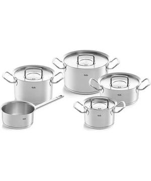 
<p><strong>Korte omschrijving Fissler Original Profi Collection - 5 Delig - Steelpan - RVS Deksels</strong></p>
<ul>
<li>Robuuste en zware behuizing gemaakt van hoogwaardig 18/10 roestvrij staal</li>
<li>Volledig roestvrij, gesatineerde afwerking met hoogglans gepolijste accenten</li>
<li>Geschikt voor alle kookplaten, oven- en vaatwasmachinebestendig</li>
<li>8mm dikke cookstar bodem voor goede warmtegeleiding</li>
<li>Volledig metalen deksel met condensaat-plus functie voor sappige maaltijden</li>
<li>Extra grote rand met drop stop-functie voor gieten zonder morsen</li>
<li>Lasergeëtste, permanente meetschaal (liters en kwart gallons)</li>
<li>Zacht afgeronde overgang tussen bodem en binnenwand maken roeren en schoonmaken veel gemakkelijker</li>
<li>Grote, ergonomisch gevormde koel blijvende metalen handgrepen bieden een veilige, stevige grip die voorkomen dat u de zijkanten van de hete pan aanraakt</li>
<li>Ovenbestendig tot 230 graden</li>
<li>10 jaar garantie<br /><br /></li>
</ul>
<p> </p>
<p><strong>Uitgebreide omschrijving</strong></p>
<p>De Pure Profi inductie compatibele pannenreeks is de perfecte mix van hoogwaardige professionele kwaliteit en functioneel design met een opvallende eigentijdse esthetische uitstraling. Gemaakt van hoogwaardig, gesatineerd 18/10 roestvrij staal met hoogglans gepolijste accenten. Het heeft niet alleen een modern design, maar heeft ook veel praktische functies die koken heerlijk gemakkelijk maken. Koel blijvende metalen handgrepen van roestvrij staal blijven tijdens het koken op een aangename temperatuur, zodat u ze zonder ovenwanten kunt aanraken. Dankzij de extra brede schenkrand giet je vloeistoffen af zonder te druipen, terwijl de geïntegreerde lasergeëtste meetschaal helpt bij het meten van de inhoud.</p>
<p>Het extra zware, perfect passende metalen deksel zorgt ervoor dat niet alleen de hitte, maar ook de vloeistoffen en aroma's van de ingrediënten binnen blijven. De gebogen vorm van het deksel zorgt ervoor dat gecondenseerde stoom weer naar beneden druppelt, waardoor gerechten nog sappiger en smaakvoller worden. Een zacht afgeronde overgang tussen de basis en de binnenwand maakt roeren en schoonmaken veel gemakkelijker.</p>
<p>De potten uit de pure-profi collectie zijn “Made in Germany” en kunnen op alle soorten fornuizen gebruikt worden, maar ook in de oven. De cookstar fornuisbodem ligt perfect vlak op de kookplaat en garandeert een optimale warmteabsorptie, -verdeling en -retentie, waardoor je energiezuinig kunt koken.</p>
<p> </p>
<p><strong>Samenstelling</strong></p>
<ul>
<li>Lage kookpan met deksel: 20 cm (inhoud: 2,6 liter).</li>
<li>Kookpan met deksel: 16 cm (inhoud: 2 liter).</li>
<li>Kookpan met deksel: 20 cm (inhoud: 3,9 liter).</li>
<li>Kookpan met deksel: 24 cm (inhoud: 6,3 liter).</li>
<li>Steelpan: 16 cm (inhoud: 1,4 liter).</li>
</ul>