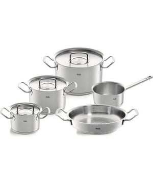 
<h2>Fissler Original Profi Collection 5 Delig Hapjespan - RVS deksels</h2>
<ul>
<li>Hoge Kookpannen: 16 cm | 20 cm | 24 cm</li>
<li>Steelpan, zonder deksel: 16 cm</li>
<li>Hapjespan, zonder deksel: 24 cm</li>
<li>Koudgrepen</li>
<li>Vaatwasmachinebestending</li>
<li>Geschikt voor alle warmtebronnen, ook inductie en de oven (tot 230 ⁰C)</li>
<li>RVS deksels</li>
<li>Gelaserde maatverdeling in de pannen</li>
</ul>
<p><strong>Uitgebreide omschrijving</strong></p>
<p>Het moderne uiterlijk van de pannen heeft een harmonieus design, waarbij geborsteld staal gecombineerd is met hoogglans roestvrij staal. De mooie hoeken in de pannen zijn niet slechts esthetisch, maar ook ontzettend handig, omdat ze dienen als extra brede schenkrand. Deze zorgt dat je kan schenken zonder te knoeien en zo je keuken schoon houdt tijdens het koken.<br />Ook de grepen zijn hoekig, zodat ze extra ergonomisch zijn. De 'stay-cool' grepen worden niet warm en kunnen gerust worden opgepakt zonder het gebruik van pannenlappen. Aan de binnenkant van de pannen zit een handige maatverdeling voor liters en quarts. Zo kun je gemakkelijk koken zonder het gebruik van een maatbeker.</p>
<p>Het hoogwaardige 18/10 roestvrij staal waarvan de pannen gemaakt zijn, zijn robuust en gemakkelijk schoon te maken in de vaatwasser. De bekende, kwalitatief hoge Cookstar bodem vormt ook de basis bij de pannen uit de Original-Profi Collection. De pannen zijn geschikt voor elke warmtebron (inclusief inductie) én mogen in de oven tot 230 ⁰C.</p>
