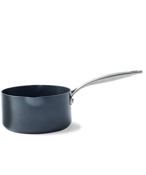 
<h2>GreenPan GreenPan Copenhagen Steelpan - 16cm</h2>
<ul>
<li>Hoogwaardig aluminium materiaal voor uitstekende warmtegeleiding</li>
<li>PFAS-vrije antiaanbaklaag voor gezond koken</li>
<li>Beschikt over 2 tuiten om af te gieten</li>
<li>Ergonomische handgrepen voor veilige en comfortabele hantering</li>
<li>Geschikt voor alle warmtebronnen</li>
<li>Gemakkelijk schoon te maken, vaatwasserbestendig</li>
</ul>
<p><strong>Uitgebreide omschrijving </strong></p>
<p>Ontdek de perfecte combinatie van stijl, functionaliteit en duurzaamheid met de Copenhagen Steelpan 16cm. Is een essentiële aanvulling op elke keuken en biedt hoogwaardige prestaties voor al je kookbehoeften. Deze Handige steelpan heeft ook 2 schenk tuiten aan de zijkant zitten van de pan.</p>
<p>Hoogwaardige kwaliteit: De Copenhagen Steelpan is vervaardigd uit hoogwaardig aluminium dat zorgt voor uitstekende warmtegeleiding en duurzaamheid. Deze pannen zijn gebouwd om lang mee te gaan, bestand tegen dagelijks gebruik en bieden een betrouwbare kookervaring.</p>
<p>PFAS-vrije antiaanbaklaag: De Steelpan is voorzien van een PFAS-vrije antiaanbaklaag, waardoor je gezonder kunt koken zonder schadelijke chemische stoffen. De laag zorgt ervoor dat voedsel niet blijft plakken en dat je gerechten gemakkelijk kunt bereiden en serveren.</p>
<p>Ergonomisch ontwerp: De Copenhagen Steelpan is ontworpen met oog voor comfort en gebruiksgemak. De stevige handgrepen bieden een veilige grip en zijn ergonomisch gevormd voor een moeiteloze hantering tijdens het koken. Bovendien blijven de handgrepen koel, waardoor je veilig kunt koken zonder je handen te branden.</p>
<p>Veelzijdigheid in de keuken: Met de Copenhagen Steelpan kun je verschillende gerechten bereiden, van knapperige omeletten tot heerlijke sausen. De pannen zijn geschikt voor alle warmtebronnen, inclusief gas, elektrisch, keramisch en halogeen, waardoor ze veelzijdig inzetbaar zijn in elke keuken.</p>
<p>Gemakkelijk te reinigen: Dankzij de hoogwaardige antiaanbaklaag zijn de pannen eenvoudig schoon te maken. Je kunt ze met de hand wassen of in de vaatwasser plaatsen voor ultiem gemak. Hierdoor bespaar je tijd en moeite bij het opruimen na het koken.</p>