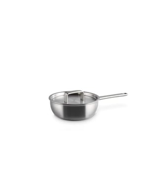 
<p><strong>Korte omschrijving Habonne King Steelpan - 18 cm - RVS - met deksel </strong></p>
<ul>
<li>Geschikt voor alle warmtebronnen</li>
<li>Triply materiaal</li>
</ul>
<p><strong>Uitgebreide omschrijving</strong></p>
<p>King is uitgevoerd in “meerlagen rvs materiaal”. Deze hoogwaardige pannenserie is uitgevoerd in extra mat geborsteld roestvrijstaal. Het unieke van deze meerlaagspannen is dat het materiaal vloeiend overloopt vanuit de bodem tot aan de rand van de pan. Dit zorgt voor een snellere en gelijkmatige opwarming van de pan. Met als gevolg dat u met deze pannen energie bespaart, er meer vitaminen en voedingsstoffen behouden blijven en u dus smakelijker eet. Typisch Habonne. De gesloten schenkrand in combinatie met de deksels maakt afgieten makkelijker. Aan de degelijke forse roestvrijstalen grepen merk je dat je een geweldige pan in de hand hebt. Aan de binnenzijde is een inhoudsverdeling aangebracht. Natuurlijk zijn de King pannen geschikt voor alle warmtebronnen inclusief inductie, de oven én de vaatwasser.</p>
<p> </p>
<p><a href="https://www.vdgardewarenhuis.nl/brands/habonne/">Bekijk hier alle producten van Habonne.</a></p>