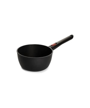 
<h2>Woll Eco Lite Steelpan 18-cm</h2>
<ul>
<li>100% gerecycled aluminium</li>
<li>Duurzaam en milieubewust</li>
<li>PFAS-vrij</li>
<li>Non-stick Diamond QXR coating</li>
<li>Afneembare steel</li>
<li>Makkelijk op te bergen</li>
<li>Ovengeschikt tot  200 °C (zonder handvat)</li>
<li>Handwas aangeraden </li>
</ul>
<h3>100% Gerecycled Aluminium</h3>
<p>De Woll Eco Lite Steelpan 18 cm is gemaakt van 100% gerecycled aluminium, wat zorgt voor een duurzame en milieuvriendelijke keuze. Door te kiezen voor deze pan draag je bij aan een beter milieu, zonder in te leveren op kwaliteit. Deze pan biedt uitstekende warmtegeleiding, zodat je eten gelijkmatig verwarmd wordt.</p>
<p> </p>
<h3>PFAS-vrij en Non-stick Coating</h3>
<p>De pan is volledig PFAS-vrij, wat betekent dat er geen schadelijke stoffen vrijkomen tijdens het koken. De Diamond QXR anti-aanbaklaag maakt koken nog makkelijker. Geen aangekoekte etensresten en minder vet nodig bij het bakken. Dit zorgt niet alleen voor gezondere maaltijden, maar ook voor minder schoonmaakwerk.</p>
<p> </p>
<h3>Handige en Veilige Afneembare Steel</h3>
<p>De steel van de Woll Eco Lite Steelpan is eenvoudig afneembaar, waardoor je de pan makkelijk kunt opbergen. Dit is ideaal als je beperkte kastruimte hebt. Daarnaast maakt de afneembare steel de pan geschikt voor gebruik in de oven tot 200 °C. Zo kun je met dezelfde pan eerst bakken op het fornuis en daarna verder garen in de oven.</p>
<p> </p>
<h3>Makkelijk Schoon te Maken</h3>
<p>Hoewel de pan in de oven kan, is handwas wel aanbevolen om de levensduur te verlengen. De duurzame non-stick coating zorgt ervoor dat schoonmaken geen gedoe is. Een zacht sponsje en wat warm water zijn vaak al voldoende om de pan weer helemaal schoon te krijgen.</p>
<p>Met de Woll Eco Lite Steelpan haal je een duurzame, praktische en veelzijdige pan in huis, perfect voor dagelijks gebruik!</p>