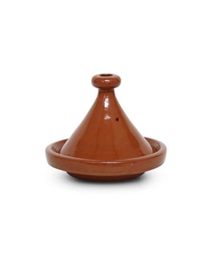 
Maak verrukkelijke oosterse gerechten met deze Marokkaanse Tajines Om traditionele Marokkaanse tajine gerechten te bereiden kun je niet zonder tajine. Een tajine, soms ook geschreven als tagine, is een Marokkaanse stoofpan die bestaat uit een schaal met daarop een grote koepel of bolvormige deksel. Door deze vormgeving koelt het vocht dat tijdens het koken ontstaat snel af en loopt weer terug de schaal in. De werking van een tajine lijkt dus erg op die van een braadpan. Je ingrediënten blijven heerlijk sappig. Deze Marokkaanse tajine is gemaakt van aardewerk en is loodvrij. Deze tajine is geschikt voor de oven en gasfornuis. Dankzij de kegelvormige deksel valt de condens terug in de tajine en blijft het gerecht heerlijk sappig. Deze Marokkaanse tajine wordt gemaakt van hoogwaardig aardewerk en is loodvrij. Het materiaal verdeelt de warmte gelijkmatig en houdt het goed vast, zodat je energiezuinig kookt en smaken zachtjes gemengd worden met behoud van aroma's en sappen. Bovendien is de tajine geschikt voor alle warmtebronnen. Goed om te weten: * Geschikt voor de oven of gasfornuis * Kook heerlijke gerechten met de tajine * Gegarandeerd kwaliteitsaardewerk * Handgemaakt door ambachtslieden * Gecertificeerd Loodvrij Materiaal:Aardewerk