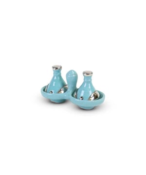 
Met deze kleurrijke Mini Tajines haal je Oosterse sferen in huis Deze mini Tajines in diverse kleuren is een verrijking voor jouw woondecoratie. Met alleen de hoogste kwaliteit aardewerk worden deze Tajines met de hand gemaakt. Deze tajine is niet geschikt voor een oven of gasfornuis maar ideaal om je specerijen, tapas of sausjes in te serveren. Deze tajines zijn ontzettend leuk om specerijen in te serveren. Je kunt bijvoorbeeld een tajine-gerecht maken en de specerijen in deze mini tajines serveren, of je kunt oliën, olijven of andere kruiden in serveren. Zo kun je, je hapjes nét even anders dan anders presenteren. Je kunt de mini tajines ook gebruiken om je hapjes nog extra te decoreren, door de deksel te versieren of er bijvoorbeeld een blaadje sla in te leggen. Welk specerijen, kruiden, oliën of olijven je er ook in serveert, deze mini tajine ziet er ontzettend leuk uit! Goed om te weten: * Niet geschikt voor de oven of gasfornuis * Ideaal om in te serveren * Gegarandeerd kwaliteitsaardewerk * Handgemaakt door ambachtslieden Materiaal:Aardewerk