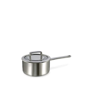 
<p><strong>Korte omschrijving Habonne Royal Steelpan - 16 cm - met glazen deksel</strong></p>
<ul>
<li>Geschikt voor alle warmtebronnen</li>
<li>Triply materiaal</li>
</ul>
<p><strong>Uitgebreide omschrijving</strong></p>
<p>Royal is uitgevoerd in “meerlagen rvs materiaal”. Deze hoogwaardige pannenserie is uitgevoerd in hoogglans roestvrijstaal. Het unieke van deze meerlaagspannen is dat het materiaal vloeiend overloopt vanuit de bodem tot aan de rand van de pan. Dit zorgt voor een snellere en gelijkmatige opwarming van de pan. Met als gevolg dat u met deze pannen energie bespaart, er meer vitaminen en voedingsstoffen behouden blijven en u dus smakelijker eet. Typisch Habonne. De gesloten schenkrand in combinatie met de deksels maakt afgieten makkelijker. Aan de degelijke forse roestvrijstalen grepen merk je dat je een geweldige pan in de hand hebt. Aan de binnenzijde is een inhoudsverdeling aangebracht. Natuurlijk zijn de Royal pannen geschikt voor alle warmtebronnen inclusief inductie, de oven én de vaatwasser.</p>
<p> </p>
<p><a href="https://www.vdgardewarenhuis.nl/brands/habonne/">Bekijk hier alle producten van Habonne.</a></p>