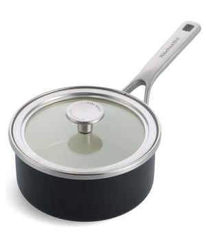 
<h2><strong>Korte omschrijving KitchenAid Steel Core Steelpan 18cm</strong></h2>
<ul>
<li>Geleidt warmte snel en gelijkmatig</li>
<li>Geschikt voor alle warmtebronnen, inclusief inductie</li>
<li>Hoogwaardig staal met emaille</li>
<li>Geschikt voor in de vaatwasser maar handwas aanbevolen!</li>
<li>Geen Antiaanbaklaag door de emaille binnenkant</li>
<li>Inclusief glazen RVS deksel</li>
<li>oven bestendig tot wel 220ºC</li>
<li>Inhoud: 2L</li>
</ul>
<p> </p>
<p><strong>Uitgebreide omschrijving</strong></p>
<p>De KitchenAid Steel Core Steelpan in mat zwart 18cm is de perfecte aanvulling voor elke keuken. Deze pan geleidt warmte snel en gelijkmatig, wat resulteert in een perfecte bereiding van jouw favoriete gerechten. Door het hoogwaardige staal met emaille coating, blijft deze pan lang mooi en is hij geschikt voor alle warmtebronnen, inclusief inductie.</p>
<p>De KitchenAid Steel Core Steelpan is voorzien van hoogwaardig staal met emaille coating aan de binnenkant. De emaille binnenkant zorgt ervoor dat ingrediënten hun natuurlijke smaak en kleur behouden tijdens het koken. Dit maakt de pan niet alleen gezonder voor jou en het milieu, maar ook duurzamer dan pannen met een antiaanbaklaag. De KitchenAid Steel Core Steelpan is gemakkelijk schoon te maken en geschikt voor de vaatwasser, hoewel handwas wordt aanbevolen om de kwaliteit van de pan te behouden.</p>
<p>Of je nu gaat voor een snelle maaltijd of een uitgebreid diner, de KitchenAid Steel Core Steelpan is de perfecte keuze. De pan wordt geleverd met een glazen RVS deksel, waardoor je de voortgang van jouw gerecht gemakkelijk kunt controleren. Daarnaast is de pan ovenbestendig tot wel 220ºC, wat betekent dat je hem kunt gebruiken om jouw gerechten af te maken in de oven. Kortom, deze pan is een must-have voor elke keuken!</p>
<p><a href="https://www.vdgardewarenhuis.nl/brands/Kitchenaid/" target="_blank" rel="noopener">Bekijk hier alle producten van kitchenAid.</a></p>