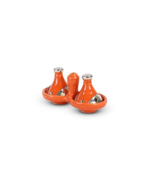 
Met deze kleurrijke Mini Tajines haal je Oosterse sferen in huis Deze mini Tajines in diverse kleuren is een verrijking voor jouw woondecoratie. Met alleen de hoogste kwaliteit aardewerk worden deze Tajines met de hand gemaakt. Deze tajine is niet geschikt voor een oven of gasfornuis maar ideaal om je specerijen, tapas of sausjes in te serveren. Deze tajines zijn ontzettend leuk om specerijen in te serveren. Je kunt bijvoorbeeld een tajine-gerecht maken en de specerijen in deze mini tajines serveren, of je kunt oliën, olijven of andere kruiden in serveren. Zo kun je, je hapjes nét even anders dan anders presenteren. Je kunt de mini tajines ook gebruiken om je hapjes nog extra te decoreren, door de deksel te versieren of er bijvoorbeeld een blaadje sla in te leggen. Welk specerijen, kruiden, oliën of olijven je er ook in serveert, deze mini tajine ziet er ontzettend leuk uit! Goed om te weten: * Niet geschikt voor de oven of gasfornuis * Ideaal om in te serveren * Gegarandeerd kwaliteitsaardewerk * Handgemaakt door ambachtslieden Materiaal:Aardewerk