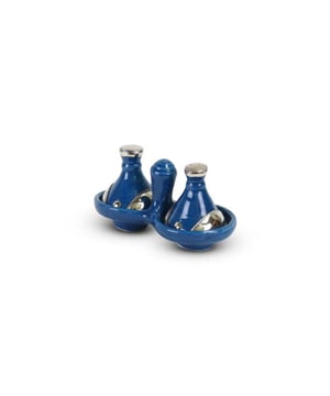 
Met deze kleurrijke Mini Tajines haal je Oosterse sferen in huis Deze mini Tajines in diverse kleuren is een verrijking voor jouw woondecoratie. Met alleen de hoogste kwaliteit aardewerk worden deze Tajines met de hand gemaakt. Deze tajine is niet geschikt voor een oven of gasfornuis maar ideaal om je specerijen, tapas of sausjes in te serveren. Deze tajines zijn ontzettend leuk om specerijen in te serveren. Je kunt bijvoorbeeld een tajine-gerecht maken en de specerijen in deze mini tajines serveren, of je kunt oliën, olijven of andere kruiden in serveren. Zo kun je, je hapjes nét even anders dan anders presenteren. Je kunt de mini tajines ook gebruiken om je hapjes nog extra te decoreren, door de deksel te versieren of er bijvoorbeeld een blaadje sla in te leggen. Welk specerijen, kruiden, oliën of olijven je er ook in serveert, deze mini tajine ziet er ontzettend leuk uit! Goed om te weten: * Niet geschikt voor de oven of gasfornuis * Ideaal om in te serveren * Gegarandeerd kwaliteitsaardewerk * Handgemaakt door ambachtslieden Materiaal:Aardewerk