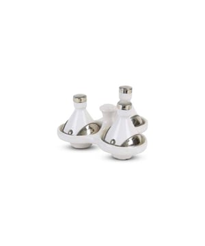 
Met deze kleurrijke Mini Tajines haal je Oosterse sferen in huis Deze mini Tajines in diverse kleuren is een verrijking voor jouw woondecoratie. Met alleen de hoogste kwaliteit aardewerk worden deze Tajines met de hand gemaakt. Deze tajine is niet geschikt voor een oven of gasfornuis maar ideaal om je specerijen, tapas of sausjes in te serveren. Deze tajines zijn ontzettend leuk om specerijen in te serveren. Je kunt bijvoorbeeld een tajine-gerecht maken en de specerijen in deze mini tajines serveren, of je kunt oliën, olijven of andere kruiden in serveren. Zo kun je, je hapjes nét even anders dan anders presenteren. Je kunt de mini tajines ook gebruiken om je hapjes nog extra te decoreren, door de deksel te versieren of er bijvoorbeeld een blaadje sla in te leggen. Welk specerijen, kruiden, oliën of olijven je er ook in serveert, deze mini tajine ziet er ontzettend leuk uit! Goed om te weten: * Niet geschikt voor de oven of gasfornuis * Ideaal om in te serveren * Gegarandeerd kwaliteitsaardewerk * Handgemaakt door ambachtslieden Materiaal:Aardewerk