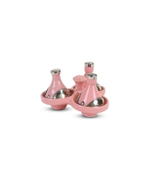 
Met deze kleurrijke Mini Tajines haal je Oosterse sferen in huis Deze mini Tajines in diverse kleuren is een verrijking voor jouw woondecoratie. Met alleen de hoogste kwaliteit aardewerk worden deze Tajines met de hand gemaakt. Deze tajine is niet geschikt voor een oven of gasfornuis maar ideaal om je specerijen, tapas of sausjes in te serveren. Deze tajines zijn ontzettend leuk om specerijen in te serveren. Je kunt bijvoorbeeld een tajine-gerecht maken en de specerijen in deze mini tajines serveren, of je kunt oliën, olijven of andere kruiden in serveren. Zo kun je, je hapjes nét even anders dan anders presenteren. Je kunt de mini tajines ook gebruiken om je hapjes nog extra te decoreren, door de deksel te versieren of er bijvoorbeeld een blaadje sla in te leggen. Welk specerijen, kruiden, oliën of olijven je er ook in serveert, deze mini tajine ziet er ontzettend leuk uit! Goed om te weten: * Niet geschikt voor de oven of gasfornuis * Ideaal om in te serveren * Gegarandeerd kwaliteitsaardewerk * Handgemaakt door ambachtslieden Materiaal:Aardewerk