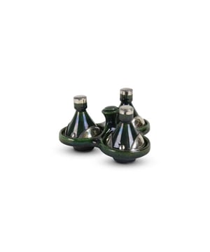 
Met deze kleurrijke Mini Tajines haal je Oosterse sferen in huis Deze mini Tajines in diverse kleuren is een verrijking voor jouw woondecoratie. Met alleen de hoogste kwaliteit aardewerk worden deze Tajines met de hand gemaakt. Deze tajine is niet geschikt voor een oven of gasfornuis maar ideaal om je specerijen, tapas of sausjes in te serveren. Deze tajines zijn ontzettend leuk om specerijen in te serveren. Je kunt bijvoorbeeld een tajine-gerecht maken en de specerijen in deze mini tajines serveren, of je kunt oliën, olijven of andere kruiden in serveren. Zo kun je, je hapjes nét even anders dan anders presenteren. Je kunt de mini tajines ook gebruiken om je hapjes nog extra te decoreren, door de deksel te versieren of er bijvoorbeeld een blaadje sla in te leggen. Welk specerijen, kruiden, oliën of olijven je er ook in serveert, deze mini tajine ziet er ontzettend leuk uit! Goed om te weten: * Niet geschikt voor de oven of gasfornuis * Ideaal om in te serveren * Gegarandeerd kwaliteitsaardewerk * Handgemaakt door ambachtslieden Materiaal:Aardewerk