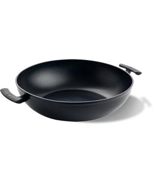 
<p><strong>Korte omschrijving</strong></p>
<ul>
<li>Kunststof koudgrepen</li>
<li>Geschikt voor alle warmtebronnen</li>
<li>Kan in de oven en in de vaatwasser, handwas wordt aanbevolen voor de levensduur</li>
<li>Krasvaste keramische antiaanbaklaag</li>
<li>Stalen inductieplaat met aluminium basis</li>
<li>Milieuvriendelijk door de PFAS-vrije coating</li>
<li>Hoogte is 10cm.</li>
</ul>
<p><strong>Uitgebreide omschrijving</strong></p>
<p>Gezond, gemaksvriendelijk en lekker koken, dat wil iedereen. Met de BK Easy Induction Ceramic Wadjan 36 cm heb je een wokpan in handen die dat allemaal kan. De stevige en grote pan zorgt voor een optimaal kookcomfort die je bovendien op alle warmtebronnen kunt gebruiken, en in het bijzonder op inductie.</p>
<p>Het roerbakken en wokken van je gerechten wordt een feestje met deze pan. De hoge rand is hier ideaal voor. De stevige kunststof handvatten zorgen ervoor dat je de pan tijdens het koken zonder problemen kunt vastpakken. Omdat de wokpan stalen inductieplaat met een aluminium basis heeft, en daarnaast een hoogwaardige antiaanbaklaag bevat, bakken jouw maaltijden nooit meer aan.  Dankzij de krasvaste keramische en milieuvriendelijke coating kun je de ingrediënten korter en heter bakken, terwijl de vitaminen niet verloren gaan.</p>
<p>De pan is dus niet alleen gezond, maar ook nog milieuvriendelijk. De Wadjan heeft een PFAS-vrije keramische laag, wat ervoor zorgt dat je met weinig vet milieuvriendelijk kunt koken. Omdat de pan zo snel heet is, hoef je minder energie te verbruiken aan het verwarmen. Nog meer voordelen zijn dat de pan in de oven kan en vaatwasser bestendig is. Bovendien heeft de pan een stijlvol design die prachtig matcht met de andere pannen uit de BK Easy Induction lijn. Met de BK Easy Induction Ceramic Wadjan 36 cm haal je dus een gezonde, milieuvriendelijke en ideale pan in huis voor elke kookliefhebber.</p>