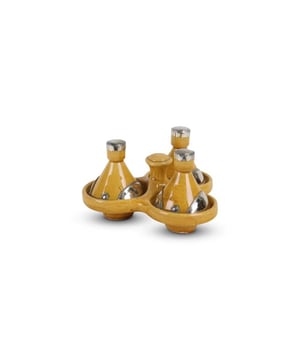 
Met deze kleurrijke Mini Tajines haal je Oosterse sferen in huis Deze mini Tajines in diverse kleuren is een verrijking voor jouw woondecoratie. Met alleen de hoogste kwaliteit aardewerk worden deze Tajines met de hand gemaakt. Deze tajine is niet geschikt voor een oven of gasfornuis maar ideaal om je specerijen, tapas of sausjes in te serveren. Deze tajines zijn ontzettend leuk om specerijen in te serveren. Je kunt bijvoorbeeld een tajine-gerecht maken en de specerijen in deze mini tajines serveren, of je kunt oliën, olijven of andere kruiden in serveren. Zo kun je, je hapjes nét even anders dan anders presenteren. Je kunt de mini tajines ook gebruiken om je hapjes nog extra te decoreren, door de deksel te versieren of er bijvoorbeeld een blaadje sla in te leggen. Welk specerijen, kruiden, oliën of olijven je er ook in serveert, deze mini tajine ziet er ontzettend leuk uit! Goed om te weten: * Niet geschikt voor de oven of gasfornuis * Ideaal om in te serveren * Gegarandeerd kwaliteitsaardewerk * Handgemaakt door ambachtslieden Materiaal:Aardewerk