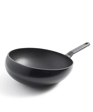 
<p><strong>Korte omschrijving BK Easy Induction Wokarang - 30 cm</strong></p>
<ul>
<li>Geschikt voor alle warmtebronnen, incl. inductie en oven (tot 160 C)</li>
<li>Gemaakt van aluminium</li>
<li>Handgreep blijft koud</li>
<li>Teflon Platinum Plus coating</li>
<li>Vaatwasmachinebestendig</li>
</ul>
<p><strong>Uitgebreide omschrijving</strong></p>
<p>De BK Easy Induction Wokarang 30 cm zorgt voor variatie. De pan kenmerkt zich namelijk door de speciale ronde vorm waardoor het wokken nog eenvoudiger gaat. Laat dat heerlijke Japanse, Chinese of bijvoorbeeld Thaise eten maar komen.</p>
<p><strong>De Easy Induction Wokarang in gebruik</strong><br />De Easy Induction Wokarang 30 cm heeft een ideale rand om de pan even van de hittebron af te halen en goed te roeren. Daarnaast wordt wokken nog verleidelijker, omdat de Easy Induction Wokarang zorgt voor snelle garing van jouw favoriete ingrediënten</p>
<p><strong>Over de serie Easy Induction</strong><br />De BK Easy Induction serie bestaat uit pannen met een perfecte warmteverdeling. Hierdoor zijn de pannen snel warm en vrijwel direct te gebruiken. Deze uit aluminium gemaakte pannen besparen tevens energie tijdens het koken. Kortom, een geweldige kookhulp bij het bereiden van diverse culinaire maaltijden.</p>
<p> </p>
<p><