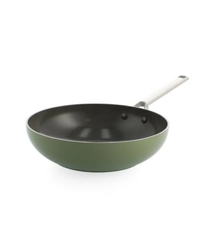 
<h2>BK Sublime Wokpan Olive Green - 28 cm</h2>
<ul>
<li>PFAS-vrije Thermolon keramische antiaanbaklaag</li>
<li>Body gemaakt van 100% gerecycled aluminium</li>
<li>Ovengeschikt tot 220°C</li>
<li>De Magneto™ inductiebodem is een stevige en dikke basis voor de pan</li>
<li>Verkrijgbaar in 2 mooie kleuren</li>
</ul>
<p><strong>Uitgebreide informatie :</strong></p>
<p>BK Sublime Wokpan Olive Green 28 cm kook je gezonder en milieubewuster. Deze wokpan is voorzien van een PFAS-vrije Thermolon keramische antiaanbaklaag, waardoor je minder vet nodig hebt tijdens het bakken en geen schadelijke stoffen vrijkomen. De body van de pan is gemaakt van 100% gerecycled aluminium, wat niet alleen duurzaam is, maar ook zorgt voor een lichtgewicht pan die gemakkelijk te hanteren is. Dankzij de stevige Magneto™ inductiebodem is de warmteverdeling perfect, en is de pan geschikt voor alle warmtebronnen, inclusief inductie.</p>
<p>De BK Sublime wokpan combineert functionaliteit met stijl. De frisse crème kleur geeft je keuken een moderne en elegante uitstraling. Met een diameter van 28 cm en de hoge, ronde randen is deze wokpan ideaal voor het bereiden van wokgerechten, roerbakschotels of het snel dichtschroeien van vlees en groenten. De ruime inhoud maakt de pan perfect voor zowel kleine als grote porties. Daarnaast is de pan ovenbestendig tot 220°C, zodat je gerechten eenvoudig kunt afmaken in de oven.</p>
<p>Met de BK Sublime Wokpan haal je een duurzame, praktische en prachtige pan in huis, ontworpen voor dagelijks gebruik en optimaal kookgemak.</p>