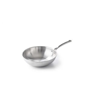
<p><strong>Korte omschrijving BK Superior Triply Wokpan</strong></p>
<ul>
<li>Geschikt voor alle warmtebronnen</li>
<li>3-Ply bodem voor optimale warmte verdeling</li>
<li>Gemaakt van natuurlijke grondstoffen</li>
<li>Geschikt voor de oven tot 250°C</li>
</ul>
<p><strong>Uitgebreide omschrijving </strong></p>
<p>De BK Superior 3-ply pannen zijn een must have voor iedere hobbykok. De pannen zijn geheel vervaardigd uit 3-ply, een unieke constructie van twee lagen roestvrij edelstaal met een laag aluminium ertussen. Deze constructie zorgt voor een snelle en gelijkmatige warmteverdeling zonder hotspots. Ideaal voor het op hoge temperatuur aanbraden van bijvoorbeeld biefstuk. De sierlijke hol gegoten greep ligt lekker in de hand en wordt minder snel warm tijdens het bakken. Door de combinatie van materialen heb je met de BK Superior pannen jarenlang bakplezier. De hoogglans body blijft mooi vanwege de Evershine technologie, door deze technologie is uw pan beschermd tegen hitteverkleuring en blijft deze als nieuw. De BK Superior 3-ply pannen zijn geschikt voor alle warmtebronnen, inclusief inductie en kunnen in de oven. Na gebruik reinig je de pannen eenvoudig in de vaatwasmachine.</p>
<p><a href="https://www.vdgardewarenhuis.nl/brands/bk/">Bekijk hier alle producten van BK.</a></p>