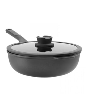 <p><strong>Korte omschrijving</strong></p>
<ul>
<li>Snelle warmtegeleiding en PFAS vrije wok</li>
<li>Hoogwaardig keramische ceraGreen anti-kleeflaag</li>
<li>Glazen deksel met geïntegreerde afgietfunctie en downdraft</li>
<li>Geschikt voor alle warmtebronnen</li>
<li>Geschikt voor Downdraft afzuigsysteem</li>
<li>Ovengeschikt tot 230 graden.</li>
<li>Afmeting: 52cm lang, 29cm breed en 14cm hoog.</li>
</ul>
<p><strong>Uitgebreide omschrijving</strong></p>
<p>Wokken is nog altijd heel erg populair. Met deze gezonde wokpan maak je de heerlijkste gerechten in een mum van tijd! Het aluminium garandeert een snelle en gelijkmatige warmteverspreiding. De wok heeft een hoogwaardige keramische antiaanbaklaag zodat u niet alleen kunt koken met een minimale hoeveelheid vetstof, ook het reinigen van de pan is erg makkelijk. V</p>
<p>Het handvat voelt zacht aan de glazen deksel is voorzien van een geïntegreerde afgietopening voor makkelijk afgieten en een lepelhouder, en u krijgt een wok die uitblinkt in gebruiksvriendelijkheid. De afgietopening zorgt er ook voor dat de stoom naar de zijkant worden 'geblazen' waardoor deze wok uitstekend geschikt is als Downdraft wokpan.</p>