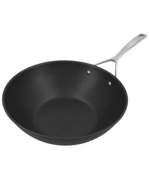 <h2>Demeyere Alu Pro 5 Duraslide Titanium wok 30 cm</h2>
<ul>
<li>Ontwikkeld in België</li>
<li>Aluminium bodem van 5 mm geeft je een snelle warmtegeleiding</li>
<li>Specifieke Radiant® bodem vorm zorgt voor een blijvend vlak bakoppervlak</li>
<li>TriplInduc® technologie - kook tot 30% sneller, efficiënter en met meer controle op inductie</li>
<li>Geschikt voor alle kookplaten, inclusief inductie, tot 230 °C. Niet gebruiken onder de grill en niet in flamberen</li>
<li>Duraslide Titanium PTFE antiaanbaklaag - extra duurzaam. Hittebestendig tot 230 °C</li>
<li>Ergonomische gegoten grepen en rivetten uit roestvrij staal: stevige bevestiging</li>
<li>Kan in de vaatwasser, maar handwas is aanbevolen voor de optimale levensduur van het product</li>
<li>5 jaar garantie op productiefouten bij huishoudelijk gebruik</li>
</ul>
<p><strong>Uitgebreide omschrijving</strong></p>
<p>Maak kennis met de Demeyere Alu Pro 5 Duraslide Titanium Wokpan - 30cm, een Belgisch meesterwerk in kookgerei dat jouw culinaire avonturen naar een hoger niveau tilt. Deze wokpan is de belichaming van precisie, innovatie en duurzaamheid, en we staan te popelen om je de voordelen ervan te onthullen.</p>
<p>Met een aluminium bodem van 5 mm dikte biedt deze wokpan een ongeëvenaarde warmtegeleiding. Hierdoor bereikt de pan razendsnel de gewenste temperatuur, waardoor je tijd en energie bespaart tijdens het koken. Maar dat is nog niet alles. De specifieke Radiant® bodemvorm zorgt voor een blijvend vlak bakoppervlak, waardoor je gerechten gelijkmatig kunt bereiden zonder vervelende hotspots.</p>
<p>De TriplInduc® technologie is een andere baanbrekende eigenschap van deze wokpan. Hiermee kun je tot 30% sneller, efficiënter en met meer controle koken op inductiekookplaten. Bovendien is deze pan geschikt voor alle kookplaten, inclusief inductie, en kan hij temperaturen tot 230°C aan. Het is echter belangrijk op te merken dat de pan niet onder de grill mag worden gebruikt en niet geschikt is voor flamberen.</p>
<p>Wat deze wokpan echt onderscheidt, is de Duraslide Titanium PTFE antiaanbaklaag, die niet alleen extra duurzaam is, maar ook hittebestendig tot 230°C. Dit betekent dat je met vertrouwen kunt koken zonder dat je je zorgen hoeft te maken over vastgeplakte etensresten. De ergonomische gegoten grepen en roestvrijstalen rivetten zorgen voor een stevige bevestiging en veilige hantering, zelfs bij de heetste bereidingen.</p>
<p>Hoewel deze wokpan in de vaatwasser kan worden gereinigd, wordt handwas aanbevolen voor de optimale levensduur van het product. Met 5 jaar garantie op productiefouten bij huishoudelijk gebruik, ben je verzekerd van een investering die lang meegaat. Deze pan is vervaardigd uit gehard aluminium, wat hem nog robuuster maakt.</p>
<p>Of je nu een professionele chef-kok bent of gewoon graag thuis kookt, de Demeyere Alu Pro 5 Duraslide Titanium Wokpan - 30cm zal zeker je nieuwe favoriete keukengereedschap worden. Haal deze Belgische topper vandaag nog in huis en ervaar zelf de perfecte balans tussen prestaties, duurzaamheid en innovatie in de keuken.</p>
<p><strong>Extra informatie:</strong></p>
<ul>
<li class="attribute"><span class="label">Gewicht (netto):</span> <span class="value">1,40 kg</span></li>
<li class="attribute"><span class="label">Inhoud:</span> <span class="value">3,03 l</span></li>
<li class="attribute"><span class="label">Diameter bovenaan:</span> <span class="value">30,00 cm</span></li>
<li class="attribute"><span class="label">Bodemdiameter:</span> <span class="value">16,10 cm</span></li>
</ul>