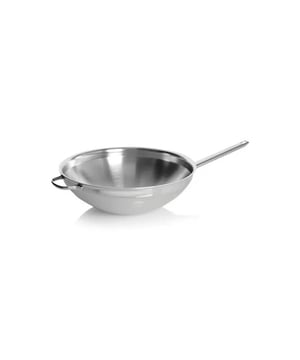 <p><strong>Korte omschrijving Demeyere Apollo 7 - Wok - 36 cm - Vlakke bodem</strong></p>
<ul>
<li>Ontwikkeld en vervaardigd in België</li>
<li>7-lagenmateriaal geeft je de beste warmtespreiding en perfecte temperatuurcontrole</li>
<li>TriplInduc® technologie - kook tot 30% sneller, efficiënter en met meer controle op inductie</li>
<li>Geschikt voor alle kookplaten, inclusief inductie</li>
<li>Silvinox® technologie - je roestvrijstalen kookgerei verkleurt niet en is eenvoudig te reinigen</li>
<li>Roestvrij staal: levenslang knapperige bakprestaties</li>
<li>Ergonomische gelaste grepen uit roestvrij staal: stevig en extra hygiënisch</li>
<li>Kan probleemloos in de vaatwasser</li>
<li>30 jaar garantie op productiefouten bij huishoudelijk gebruik</li>
</ul>
<p><strong>Uitgebreide omschrijving</strong></p>
<p>Extra vlot en succesvol roerbakken, stomen, stoven én karamelliseren? De geavanceerde Apollo 7 wok (36 cm) met platte bodem assisteert je feilloos. Het solide 7-lagenmateriaal tot aan de rand verdeelt de warmte goed. De pan wordt heet in het midden en naar de randen toe geleidelijk koeler. Dankzij de platte bodem kan iedereen met deze wok aan de slag en heb je geen aangepaste wokpit nodig. Met Apollo 7 kook je met de absolute top, op alle warmtebronnen en in de oven. Daar zorgt onze exclusieve TriplInduc® technologie zelfs voor een energiebesparing tot 30%. Deze onverwoestbare roestvrijstalen wok reinigt makkelijk en verkleurt niet. Ook niet als je vaak met zure of hele pikante woksauzen aan de slag gaat. Dankzij de unieke Silvinox® technologie blijft je wok schitteren. De stevige, gelaste steel ligt goed in de hand en blijft lang koel. Vuil, vet en bacteriën krijgen geen kans om zich hier te nestelen. Deze grote maat heeft een tegengreep die de wok nog makkelijker hanteerbaar maakt. Vertrouw met een gerust hart op deze parel uit de Apollo 7 serie.</p>
<p><
