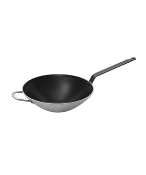 
<p><strong>Korte omschrijving De Buyer Choc - Wok</strong></p>
<ul>
<li>Diameter bovenkant: 32 cm</li>
<li>Hoogte: 9,5 cm</li>
<li>Gemaakt voor intensief gebruik</li>
</ul>
<p><strong>Uitgebreide omschrijving</strong></p>
<p>Wok met antiaanbaklaag perfect voor snel en gezond koken. Ideaal voor een natuurlijke en gezonde maaltijden met weinig vet.<br />Extra dik aluminium: constante temperatuurstijging; gelijkmatige verspreiding van warmte over de wok.</p>
<p>High-end coating bestaande uit 5 lagen: professionele kwaliteit ; ontworpen voor zwaar gebruik.<br />Geklonken ijzeren handgreep met kromming in Franse stijl: moeiteloze grip.<br />Geklonken roestvrijstalen lus handgreep tegenover de handgreep voor gemakkelijker hanteren wanneer de wok gevuld is.</p>
<p><