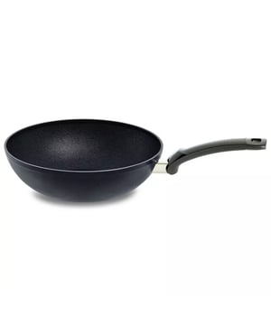 
<h2>Fissler Adamant 32 cm Wokpan</h2>
<ul>
<li>Ergonomische handgreep</li>
<li>Extra robuuste seallaag</li>
<li>Kan niet in de vaatwasmachine</li>
<li>Door de hoge rand wordt wokken een makkie </li>
<li>Handige inhaakfunctie voor de deksel(deksel niet inbegrepen)</li>
<li>Zeer snelle en gelijkmatige warmteverdeling</li>
<li>Energiezuinig en duurzaam koken</li>
<li>PFAS vrij</li>
</ul>
<h3>Ergonomisch ontwerp voor ultiem kookgemak</h3>
<p>De Fissler Adamant Wokpan 32 cm biedt een ergonomische handgreep die zorgt voor comfortabel en veilig koken, zelfs bij grote hoeveelheden. De handgreep blijft koel tijdens het bereiden van je maaltijden, waardoor je zonder zorgen kunt roerbakken. Met deze ruime wokpan heb je genoeg ruimte om moeiteloos grote gerechten te bereiden. </p>
<p> </p>
<h3>Extra robuuste seallaag voor langdurig gebruik</h3>
<p>Dankzij de extra robuuste seallaag is de Fissler Adamant Wokpan 32 cm zeer krasbestendig en duurzaam. Deze hoogwaardige antiaanbaklaag garandeert dat je jarenlang kunt genieten van een pan die bestand is tegen intensief gebruik. Zelfs keukengerei zoals metalen spatels kunnen veilig worden gebruikt zonder de pan te beschadigen. Met de Adamant koekenpan behoren krassen tot het verleden. Het geheim? De extreem robuuste seallaag. Deze laag bevat siliciumcarbide en die deeltjes vormen een nieuwe, steenharde oppervlaktestructuur</p>
<p> </p>
<h3>Perfect voor grotere maaltijden</h3>
<p>Met een doorsnede van 32 cm en hoge randen is de Fissler Adamant Wokpan ideaal voor het bereiden van grotere porties en het gemakkelijk wokken van allerlei ingrediënten. De hoge rand voorkomt spatten en zorgt ervoor dat je ingrediënten gemakkelijk kunt omdraaien en roeren. De handige inhaakfunctie voor een deksel (deksel niet inbegrepen) biedt extra flexibiliteit en controle tijdens het koken.</p>
<p> </p>
<h3>Energiezuinig en gelijkmatige warmteverdeling</h3>
<p>De Fissler Adamant Wokpan 32 cm staat bekend om zijn zeer snelle en gelijkmatige warmteverdeling. Hierdoor worden je gerechten gelijkmatig verwarmd, zonder hotspots. Bovendien is de wokpan energiezuinig, wat bijdraagt aan duurzaam koken. Let op: deze wokpan is niet geschikt voor de vaatwasser en dient met de hand gereinigd te worden om de levensduur te verlengen.</p>
<p> </p>
<p><