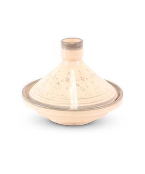 
Met deze Marokkaanse Tajine haal je de Oosterse sferen in huis Deze in motief kleuren Tajines zijn een verrijking voor jouw interieur. Met alleen gegarandeerd de hoogste kwaliteit aardewerk worden deze Tajines met de hand vervaardigd. Deze tajine is niet geschikt voor een oven of gasfornuis. Serveer wel al jouw gerechten met deze tajine. Deze tajine is ontzettend leuk om amusehapjes in te serveren. Je kunt bijvoorbeeld een tajine-gerecht maken en deze serveren in deze tajine, of je kunt er andere amusehapjes in serveren. Zo kun je, je hapjes nét even anders dan anders presenteren. Je kunt ze ook gebruiken om jouw hapjes/gerecht nog extra te decoreren, door de deksel te versieren of er bijvoorbeeld een blaadje sla in te leggen. Welk hapje je er ook in serveert, deze tajine ziet er ontzettend leuk uit! Goed om te weten: * Niet geschikt voor de oven of gasfornuis * Serveer al jouw gerechten met deze tajine * Gegarandeerd kwaliteitsaardewerk * Handgemaakt door ambachtslieden Materiaal:Aardewerk