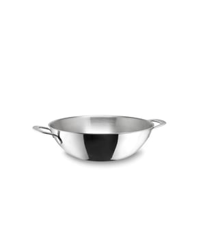 
<h2>Habonne Avance Wok 34 cm - RVS</h2>
<ul>
<li>Geschikt voor alle warmtebronnen</li>
<li>Geschikt voor in de oven</li>
<li>Triply materiaal 18/10 </li>
</ul>
<p><strong>Uitgebreide omschrijving</strong></p>
<p>Deze prachtige wok is geschikt voor alle warmtebronnen. De wok heeft een 3 lagen structuur, bestaande uit 2 lagen 18/10 met daar tussen een laag aluminium. Deze drie lagen zorgen voor een perfecte warmte verdeling. Hierdoor wordt de wok snel warm en zijn je gerechten sneller klaar. De wok is hierdoor ook energiezuinig.</p>
<p>De wok is oven en vaatwasser bestendig maar wij adviseren je om de wok toch met de hand af te wassen, zo blijft de wok langer mooi. En voor extra lang wok plezier raden wij het gebruik van houten en nog beter kunststof keukengerei aan.</p>
