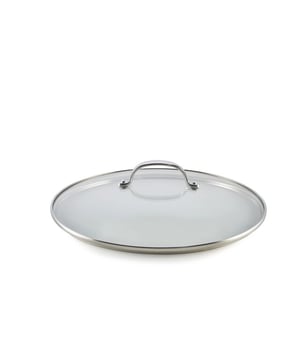 
<h2>Habonne Glasdeksel - 34 cm - Avance</h2>
<ul>
<li>Perfect passend op pannen van 34cm in diameter</li>
<li>Sterke RVS handgrepen</li>
<li>Deksels uit de Avance collectie</li>
<li>De deksels passen ook op andere pannen van 34cm</li>
</ul>
<p><strong>Uitgebreide omschrijving</strong></p>
<p>De Habonne Glasdeksel van 34 cm is de perfecte aanvulling voor jouw keuken. Met zijn stijlvolle en eigentijdse ontwerp voegt deze deksel niet alleen een vleugje elegantie toe aan je kookgerei, maar biedt hij ook praktische voordelen voor elke culinaire creatie.</p>
<p>Deze glazen deksel is ontworpen om perfect te passen op pannen en kookpotten met een diameter van 34 cm, en biedt een helder en transparante blik op je gerechten. Dankzij het hoogwaardige geharde glas kun je gemakkelijk het kookproces volgen zonder de deksel op te tillen, waardoor kostbare warmte en vocht behouden blijven.</p>
<p>Met de Habonne Glasdeksel - 34 cm - Avance kun je met een gerust hart koken, terwijl je tegelijkertijd een vleugje elegantie toevoegt aan je keuken. Dit is de ideale deksel voor het behouden van smaken en het creëren van heerlijke maaltijden!</p>
