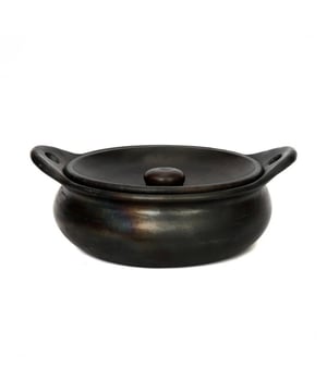 
For foodies nothing is more pleasing than a nicely set table with a set of beautifully chosen plates and a beautiful serving pot. We love the unique design of this serving pot with lid. Fall / Fall Decor / Boho / Boho Decor / Bohemian / Bohemian decor / Coastal Living / Eco-friendly / Wabi Sabi KleurZwartVaatwasmachinebestendigJaGeschikt voor voedingJaMaterialenGebrande TerracottaHoogte (cm)10Breedte (cm)21Lengte (cm)26 Materiaal: