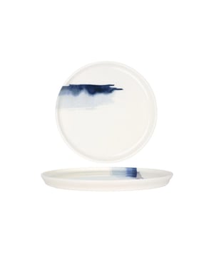 
De ontmoeting van de kleurrijke mediterrane keuken met de Bonna BLUE WAVE-collectie. Maak je klaar om een ​​andere stijl in je presentaties te creëren..Specificaties:- Magnetron- en ovenbestendig: dankzij onze duurzame grondstoffen en uitgebreide R&D-inspanningen; kunnen onze producten veilig worden gebruikt in de magnetron en oven, zelfs voor de hoge temperatuurvereisten van restaurants.- Vaatwasmachinebestendig: de horeca vraagt ​​om snelle service-to-cleaning cycli. Ons hoogbestendige beglazingsproces beschermt alle Bonna-producten in een zeer corrosieve industriële vaatwasseromgeving om te voldoen aan de snelle cyclusbehoeften.- Thermische schokbestendig: onze producten zijn duurzaam tegen plotselinge temperatuurschommelingen en onder extreme temperatuuromstandigheden in de keuken met een hard glazuuroppervlak en hoogwaardige grondstoffen.- Glazuurbestendig: Krassen zijn een veelvoorkomend probleem in de food- en cateringsector. Dankzij onze uitgebreide R&D-inspanningen; biedt onze ultramoderne beglazingstechniek een hoge krasbestendigheid in al onze producten.- Garantie op randchips: Het volledige Bonna-productassortiment geïdentificeerd met de "b" daagt de strengste normen uit en kan jarenlang worden gebruikt door te voldoen aan de eisen van de horeca-industrie.Materiaal: PorseleinKleur: Multicolour