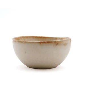 
When having brunch, lunch or dinner, nothing is more pleasing than an attractively set table with beautifully chosen tableware. We love the unique design and colour shades of our Portuguese ceramics. A true must-have for every occasion. This white edition with a hint of gold is perfect for anything from a formal dinner to your lunch break. This handmade tableware can vary in colour. This is not a manufacturing defect, but a unique feature of the material and the method of making. Fall / Fall Decor / Boho / Boho Decor / Bohemian / Bohemian decor / Coastal Living / Eco-friendly / Wabi Sabi KleurGeel, WitHoogte (cm)5Breedte (cm)11Lengte (cm)11VaatwasmachinebestendigJaGeschikt voor voedingJaMaterialenAardewerk Materiaal: