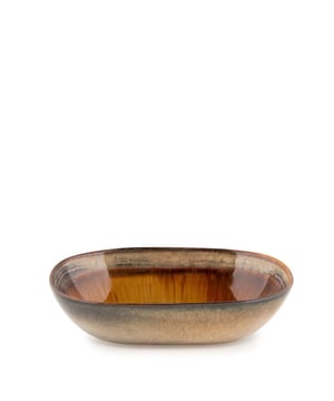 
When having brunch, lunch or dinner, nothing is more pleasing than an attractively set table with beautifully chosen tableware. We love the unique design and colour shades of our Portuguese ceramics. Best of all, they're designed to be strong and chip-proof! This handmade tableware can vary greatly in colour - from brown to deep blue or even with shades of green. This is not a manufacturing defect, but a unique feature of the material and the method of making. The Comporta Collection is made using crackle glaze finish. This finish is known to show a different intensity of crackles with each item. These crackles are therefore part of the decoration of this collection. KleurGemengde kleurenVaatwasmachinebestendigJaGeschikt voor voedingJaMaterialenAardewerkHoogte (cm)6,5Breedte (cm)16Lengte (cm)25 Materiaal: