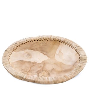 
Presentation is everything! With this luxurious, organic bowl made from teak wood and raffia your table setting has never looked better. There are three sizes available and each piece is completely unique. Use it to display anything from fruit to nuts or crisps. KleurNaturel Hoogte (cm)8Breedte (cm)30Lengte (cm)30Materialen Leder, Teakhout Materiaal: