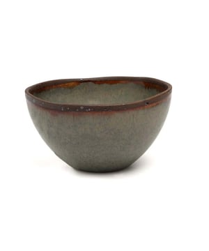 
The Côa is made for both everyday meals and fancy dinner parties. Pair it with the matching Côa collection to create a cohesive, stylish look that will wow your guests. Whether it’s pasta night or a five-course feast, this plate’s smooth finish and earthy charm make every dish look irresistible. We love the unique design and colour shades of our Portuguese ceramics. This handmade tableware can vary significantly in color, ranging from grey to shades with a blue undertone. These variations are not manufacturing defects but unique features of the material and craftsmanship. VoedselbestendigJaOvenbestendigNeeMaterialenKeramiekKleurGemengde kleurenMicrogolfbestendigJaVaatwasbestendigJaLengte (cm)15VerzendingstypePakketCountry of originPortugalBreedte (cm)15Hoogte (cm)8 Materiaal: