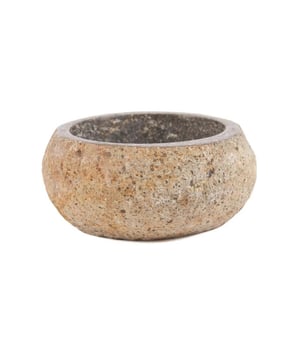 
Bring the outdoors in with The River Stone Bowl, a piece that celebrates nature’s beauty in every detail. Made from smooth, polished river stone, this bowl is as unique as the river itself. Each one is carefully hand-selected, ensuring no two are alike, with organic shapes and textures that add an earthy, natural touch to your home. Ideal for your kitchen counter, dining table, or even your desk, this versatile bowl adds rustic charm to any space. VoedselbestendigEnkel droge voedingHoogte (cm)7Country of originIndonesiëMicrogolfbestendigNeeOvenbestendigNeeVaatwasbestendigNeeMaterialenLavasteenLengte (cm)14VerzendingstypePakketBreedte (cm)14KleurZwart Materiaal: