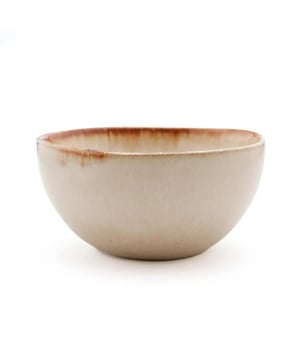 
When having brunch, lunch or dinner, nothing is more pleasing than an attractively set table with beautifully chosen tableware. We love the unique design and colour shades of our Portuguese ceramics. A true must-have for every occasion. Best of all, they're designed to be strong and chip-proof! This white edition with a hint of gold is perfect for anything from a formal dinner to a summer picnic. This handmade tableware can vary in colour. This is not a manufacturing defect, but a unique feature of the material and the method of making. KleurGeel, WitHoogte (cm)8Breedte (cm)15Lengte (cm)15VaatwasmachinebestendigJaGeschikt voor voedingJaMaterialenAardewerk Materiaal: