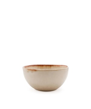
When having brunch, lunch or dinner, nothing is more pleasing than an attractively set table with beautifully chosen tableware. We love the unique design and colour shades of our Portuguese ceramics. A true must-have for every occasion. Best of all, they're designed to be strong and chip-proof. This white edition with a hint of gold is perfect for anything from a formal dinner to a summer picnic. This handmade tableware can vary in colour. This is not a manufacturing defect, but a unique feature of the material and the method of making. KleurGeel, WitHoogte (cm)4Breedte (cm)7.5Lengte (cm)7.5VaatwasmachinebestendigJaGeschikt voor voedingJaMaterialenAardewerk Materiaal:
