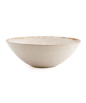 
When having brunch, lunch or dinner, nothing is more pleasing than an attractively set table with beautifully chosen tableware. We love the unique design and colour shades of our Portuguese ceramics. A true must-have for every occasion. This white edition with a hint of gold is perfect for anything from a formal dinner to a summer picnic. This handmade tableware can vary in colour. This is not a manufacturing defect, but a unique feature of the material and the method of making. Fall / Fall Decor / Boho / Boho Decor / Bohemian / Bohemian decor / Coastal Living / Eco-friendly / Wabi Sabi OvenbestendigNeeMicrogolfbestendigJaVerzendingstypePakketLengte (cm)32Hoogte (cm)10VaatwasbestendigJaKleurWit GoudBreedte (cm)32MaterialenKeramiekVoedselbestendigJa Materiaal: