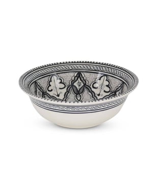 
Marokkaanse handgeschilderde kommen Erg leuk als salade- of fruitschaal of als woon- of wanddecoratie. Een bijzondere verschijning voor op tafel of in de keuken. Wees creatief en gebruik de kleurrijke kom voor op de eettafel. Fruit, brood of hapjes worden extra mooi gepresenteerd op deze prachtige met de hand geschilderd schaal. Dat wil iedereen wel toch! Afmetingen: * Ø 30 x 10cm * Ø 25 x 9cm * Ø 20 x 8cm * Ø 15 x 6cm Materiaal:Aardewerk