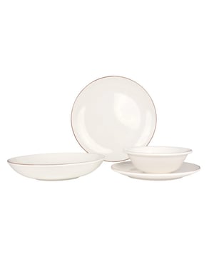 
De stijlvolle niet-overdreven rustieke randen ontmoeten de schoonheid van een ivoren lichaam. Tussen deze rustieke randen biedt RETRO volop ruimte aan de koks. Het is hun beurt om echt individueel te zijn.Deze set bevat:- 6 dessertborden 21 cm- 6 dinerborden 27 cm- 6 diepborden 23 cm (1000 cc)- 6 kommetjes 16 cm (400 cc)Specificaties:- Magnetron- en ovenbestendig: dankzij onze duurzame grondstoffen en uitgebreide R&D-inspanningen; kunnen onze producten veilig worden gebruikt in de magnetron en oven, zelfs voor de hoge temperatuurvereisten van restaurants.- Vaatwasmachinebestendig: de horeca vraagt ​​om snelle service-to-cleaning cycli. Ons hoogbestendige beglazingsproces beschermt alle Bonna-producten in een zeer corrosieve industriële vaatwasseromgeving om te voldoen aan de snelle cyclusbehoeften.- Thermische schokbestendig: onze producten zijn duurzaam tegen plotselinge temperatuurschommelingen en onder extreme temperatuuromstandigheden in de keuken met een hard glazuuroppervlak en hoogwaardige grondstoffen.- Glazuurbestendig: Krassen zijn een veelvoorkomend probleem in de food- en cateringsector. Dankzij onze uitgebreide R&D-inspanningen; biedt onze ultramoderne beglazingstechniek een hoge krasbestendigheid in al onze producten.- Garantie op randchips: Het volledige Bonna-productassortiment geïdentificeerd met de "b" daagt de strengste normen uit en kan jarenlang worden gebruikt door te voldoen aan de eisen van de horeca-industrie.Materiaal: PorseleinKleur: White