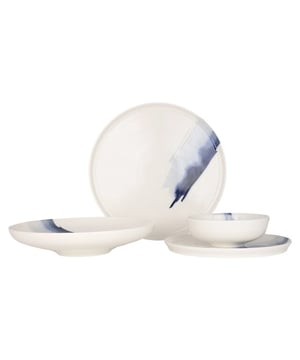 
De ontmoeting van de kleurrijke mediterrane keuken met de Bonna BLUE WAVE-collectie. Maak je klaar om een ​​andere stijl in je presentaties te creëren..Deze set bevat:- 6 dinerborden 28 cm- 6 dessertborden 22 cm- 6 diepborden 25 cm (1300 cc)- 6 kommetjes 14 cm (400cc)Specificaties:- Magnetron- en ovenbestendig: dankzij onze duurzame grondstoffen en uitgebreide R&D-inspanningen; kunnen onze producten veilig worden gebruikt in de magnetron en oven, zelfs voor de hoge temperatuurvereisten van restaurants.- Vaatwasmachinebestendig: de horeca vraagt ​​om snelle service-to-cleaning cycli. Ons hoogbestendige beglazingsproces beschermt alle Bonna-producten in een zeer corrosieve industriële vaatwasseromgeving om te voldoen aan de snelle cyclusbehoeften.- Thermische schokbestendig: onze producten zijn duurzaam tegen plotselinge temperatuurschommelingen en onder extreme temperatuuromstandigheden in de keuken met een hard glazuuroppervlak en hoogwaardige grondstoffen.- Glazuurbestendig: Krassen zijn een veelvoorkomend probleem in de food- en cateringsector. Dankzij onze uitgebreide R&D-inspanningen; biedt onze ultramoderne beglazingstechniek een hoge krasbestendigheid in al onze producten.- Garantie op randchips: Het volledige Bonna-productassortiment geïdentificeerd met de "b" daagt de strengste normen uit en kan jarenlang worden gebruikt door te voldoen aan de eisen van de horeca-industrie.Materiaal: PorseleinKleur: White