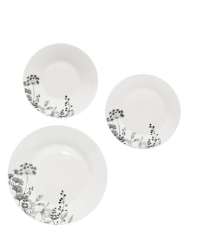 
6 Persoons porseleinen servies met stylistische wilde bloemen. Door het mooie design is het servies tijdloos maar wel wat anders dan een standaard wit servies. Het is niet overheersend maar sfeervol.De set bestaat uit 6 diepe borden, 6 grote borden en 6 ontbijtbordjes. Het servies is vaatwasser en magnetron geschikt. Kenmerken serviesset Wild Flower: Materiaal: porseleinserie: Wild Flowergeschikt voor magnetron en vaatwasser6 platte borden6 soepborden 6 dessertbordenGewicht: ca. 8 kgKleur: wit met zwarte bloemen tekeningDessertbord: diameter 20 cm - Diep bord: diameter 20 cm - Vlak bord: diameter 26,3 cm - Afmeting: - Kleur: Zwart - Materiaal: Porselein