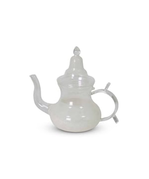 
Moderne Marokkaanse Theepot voor heerlijke muntthee Deze Marokkaanse glazen theepot is geweldig om je glaasje thee in te drinken. De theepot is te gebruiken als woondecoratie of om heerlijke Marokkaanse munt thee uit te drinken met al jouw vrienden en familie. Door het roostertje achter de schenktuit blijft de losse theebladen in de pot en heb je geen keukenzeef nodig. Deze theepot van glas is uitstekend geschikt voor alle theesoorten. Een echte Oosterse theesfeer wordt gecreëerd als de theepot van glas wordt aangevuld met bijpassend theeglazen. Goed om te weten: * Theepot is van glas * Stevige handvat * Niet geschikt voor op het gasfornuis * Handgemaakt door ambachtslieden Materiaal:Glas